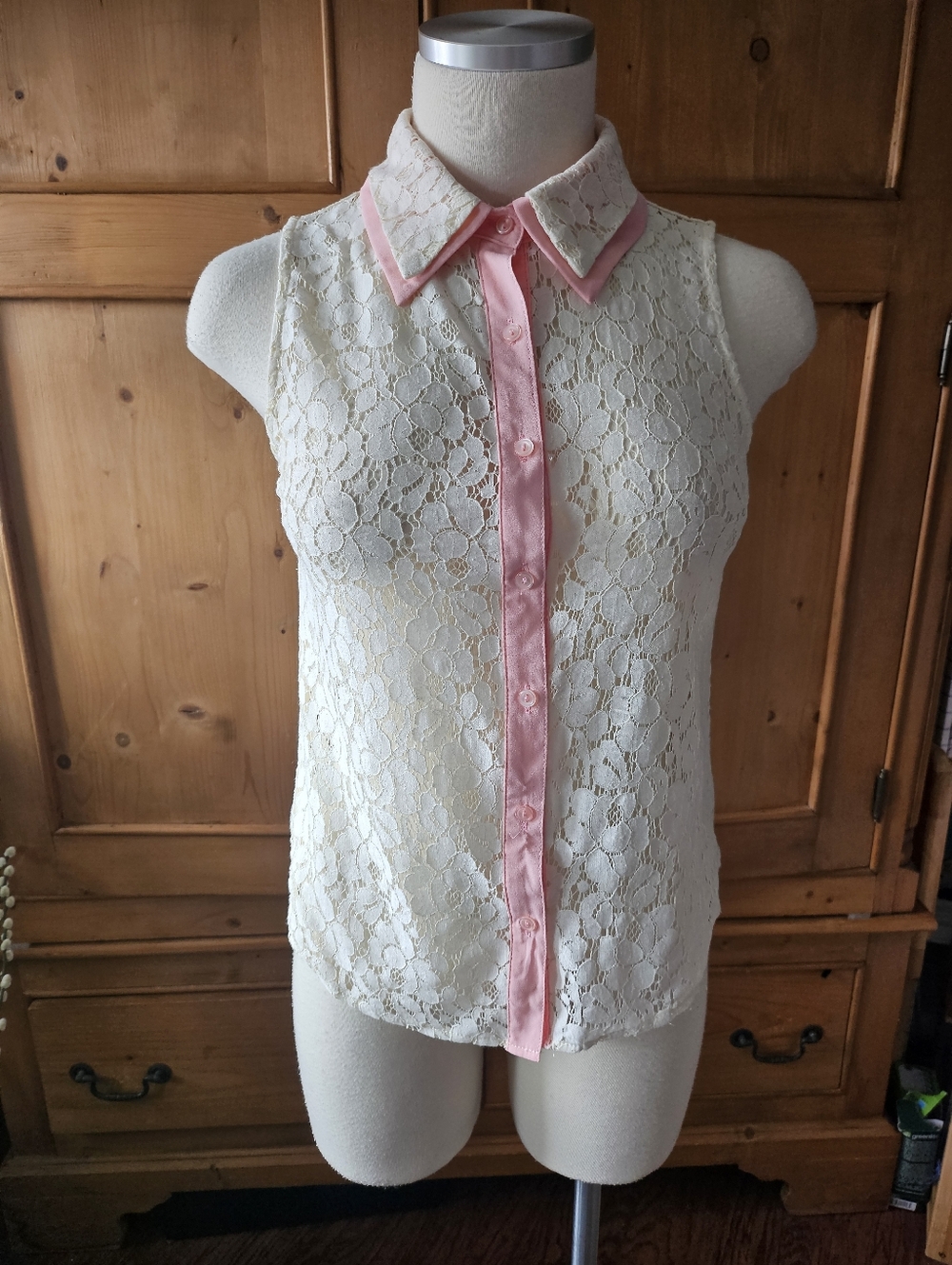 Iris Basic Lace Sleeveless Button Down Blouse Cream/ Pink Size XS